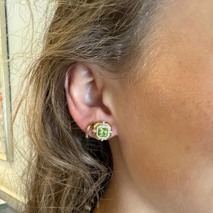 Earrings Goshwara Goshwara Asscher Cut Peridot Diamond 18K Yellow Gold Stud Earrings