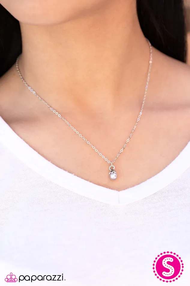 Necklaces Paparazzi Necklace The World Is Your Oyster Silver Paparazzi Jewelry