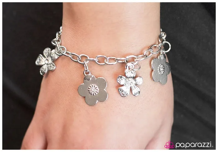 Paparazzi Jewelry Bracelets Paparazzi Bracelet PETAL Be the Day Silver